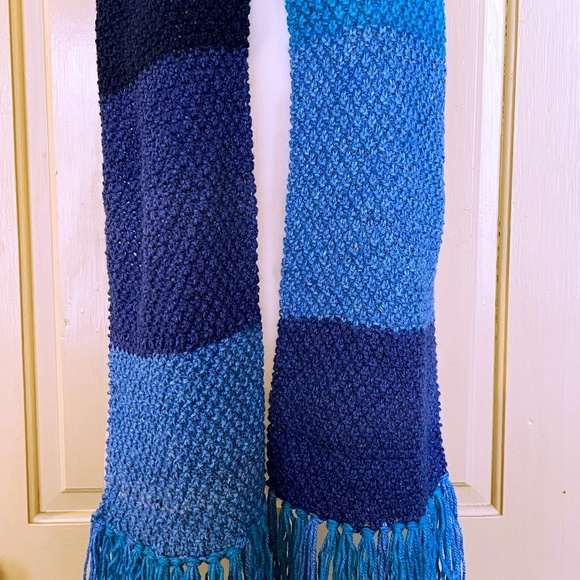 'Into the Deep Blue Sea' fringed scarf in moss stitch - hand knit, new. - Picture 5 of 8